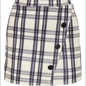 Button mini skirt